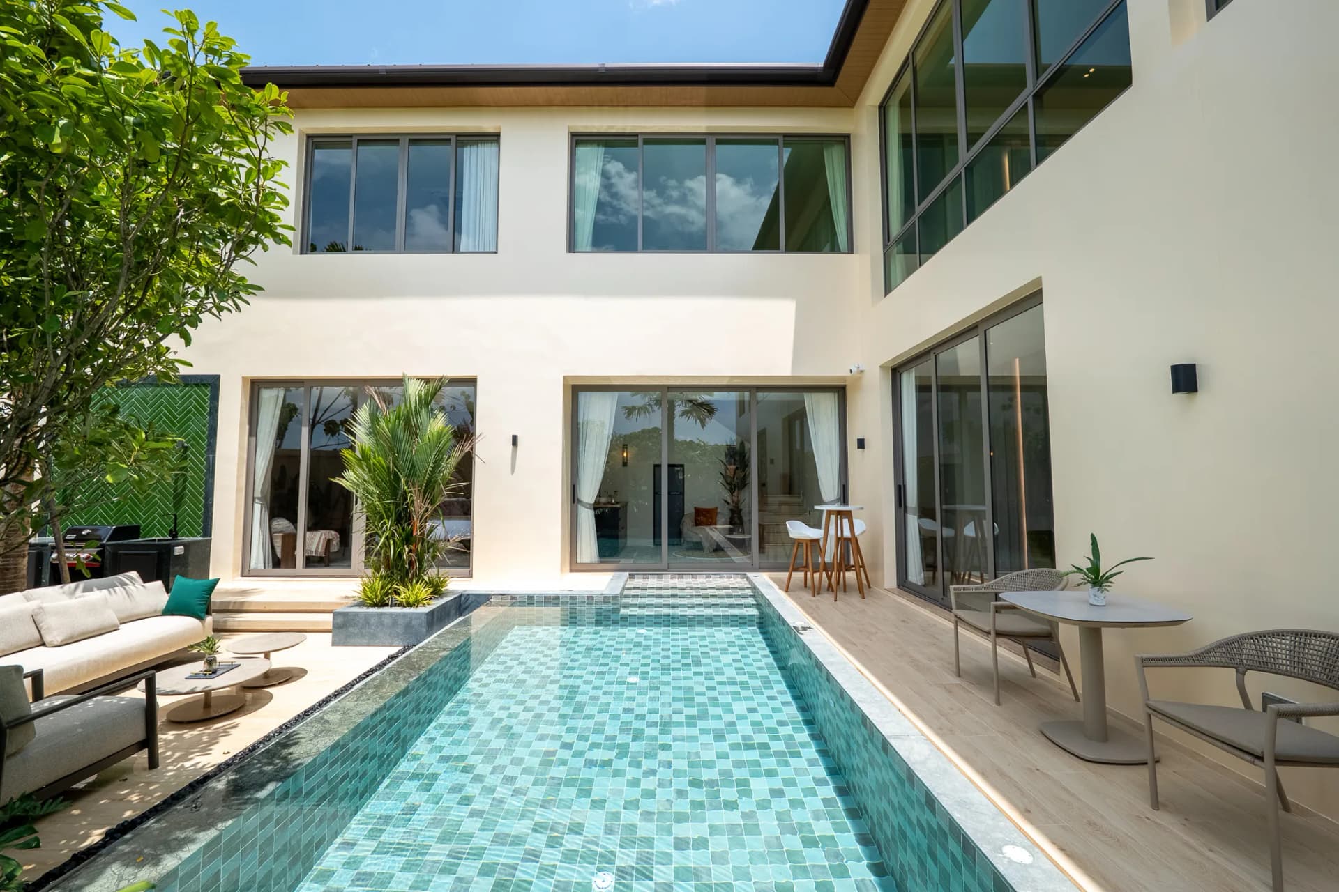Poolhof der Mustervilla auf Grundstück 7